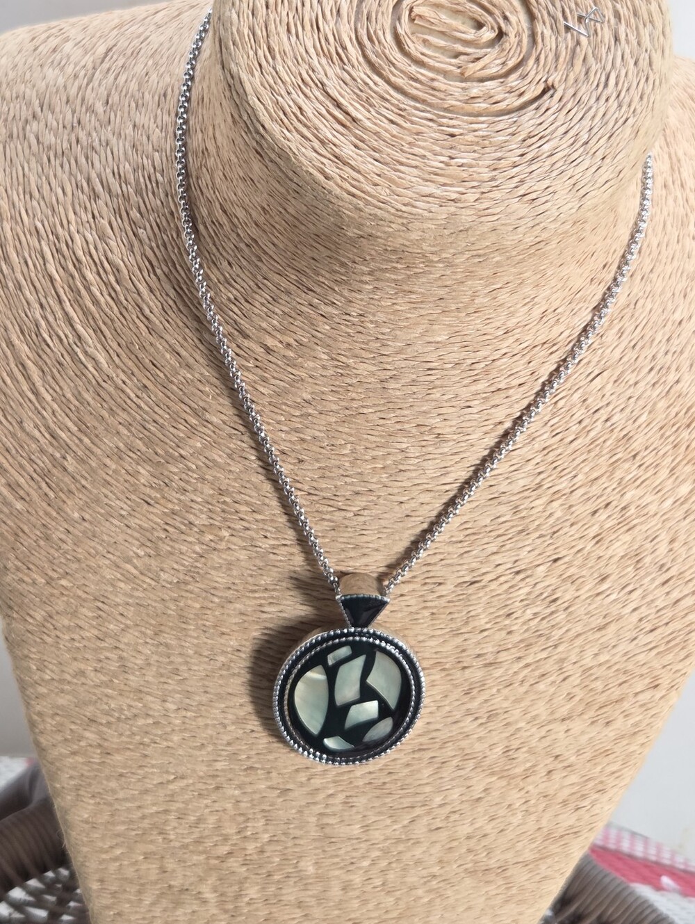 Vintage 2006 Lia Sophia Mosaic Abalone Shell Inlay/Black Resin Pendant Necklace